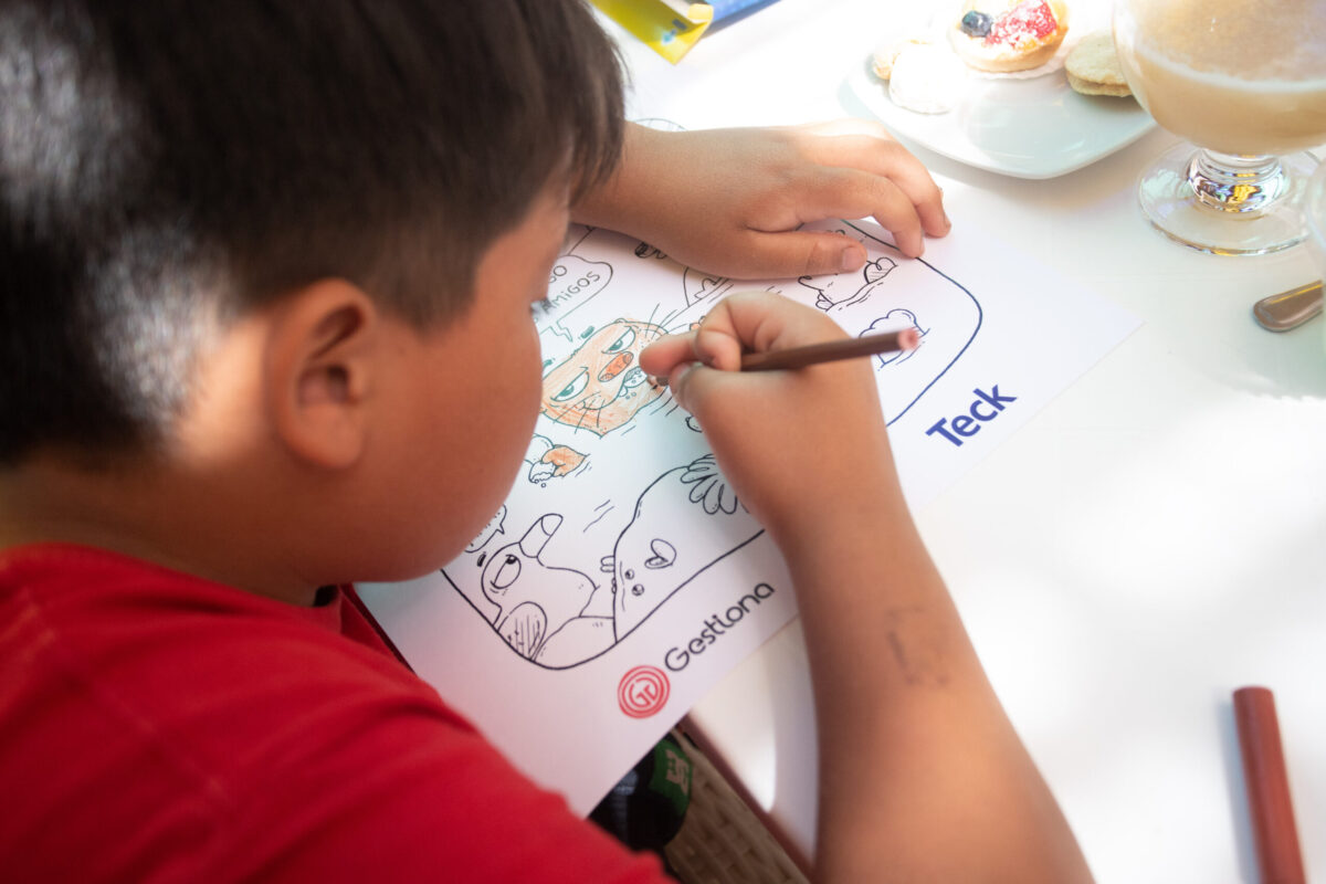 Niños y niñas de Chanavayita conocen más de la fauna costera.