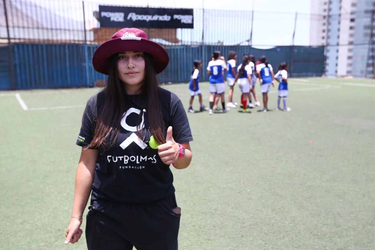 Catalina Valenzuela y su inspiradora labor como monitora en Fútbol Más