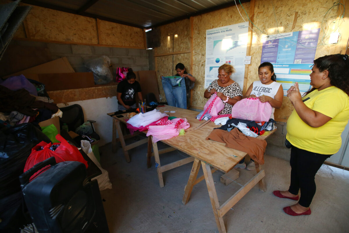Proyecto circular: Jefas de hogar de Alto Hospicio emprenden en reciclaje de ropa