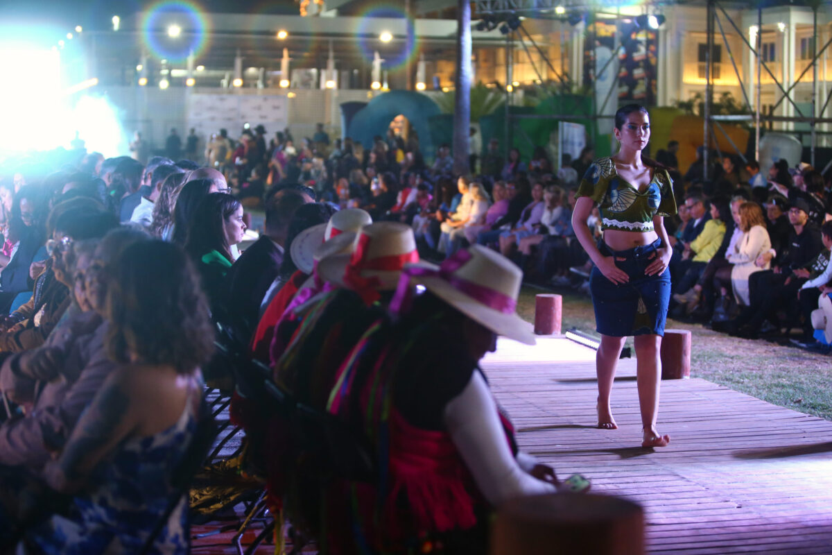 Mujeres de Caramucho fusionan elegancia y sostenibilidad