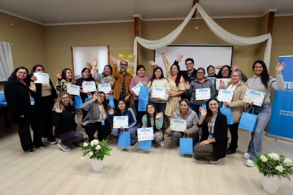 Mujeres de Caleta Caramucho aprenden de banquetería