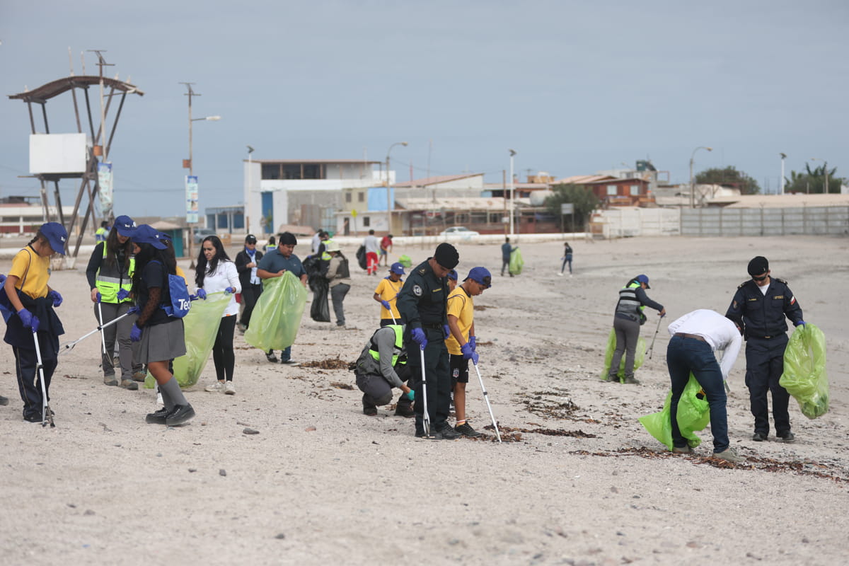 Operativo de limpieza en Chanavayita convoca a estudiantes y trabajadores para proteger el litoral